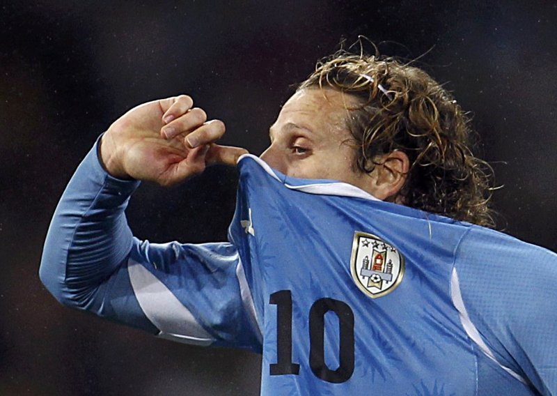 Diego Forlan karijeru nastavlja u Interu