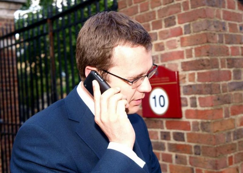 Cameronov šef komunikacija odletio zbog špijuniranja