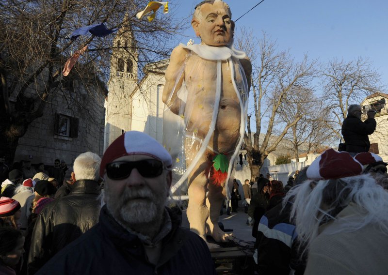 Maškarana povorka prošetala golog cara Ivu