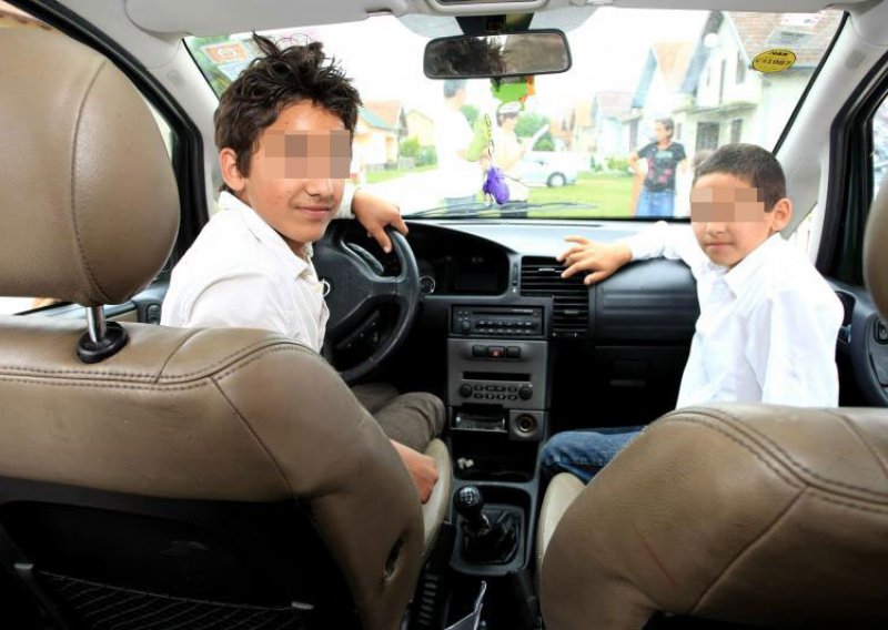 11-godišnjak vozio 10-godišnjeg brata u majčinom autu