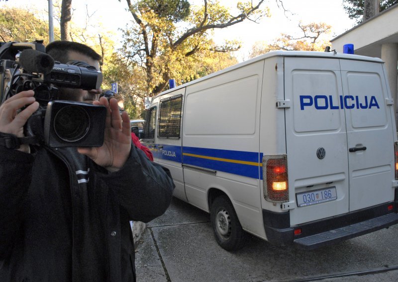 Policajac štrajka glađu u zgradi policije!