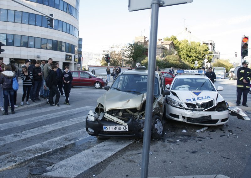 Dvoje ozlijeđeno u sudaru policijskog i osobnog vozila