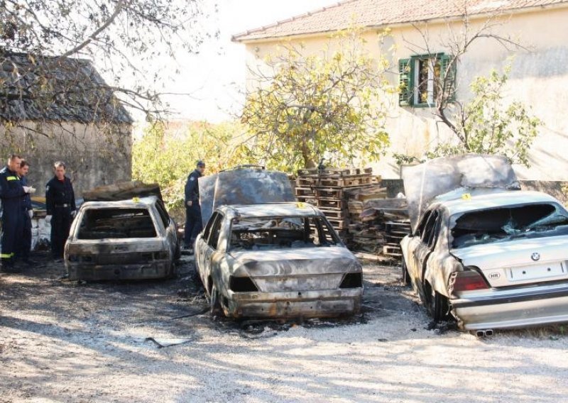 U podmetnutom požaru izgorjela tri automobila