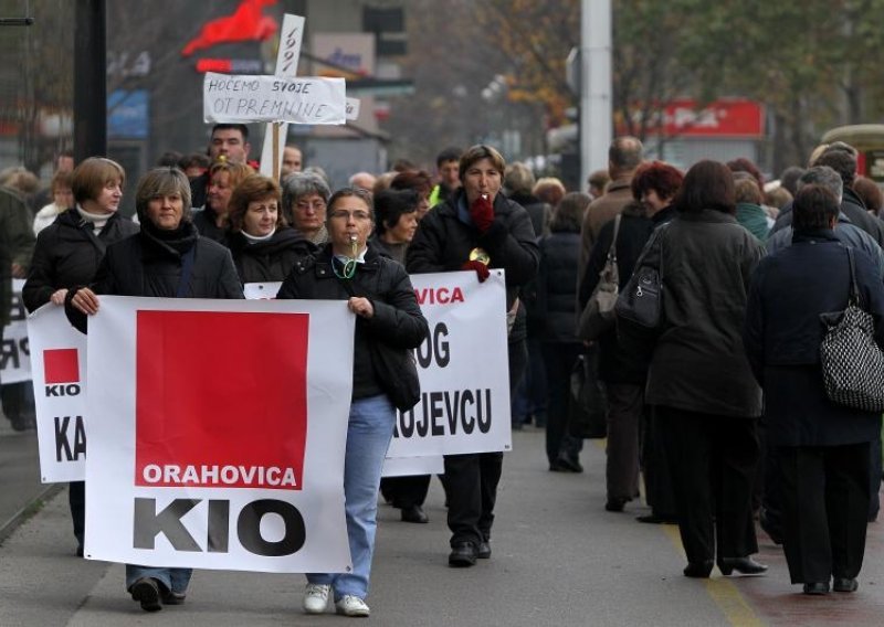 Ex-tile factory workers arrive in Zagreb to demand overdue wages