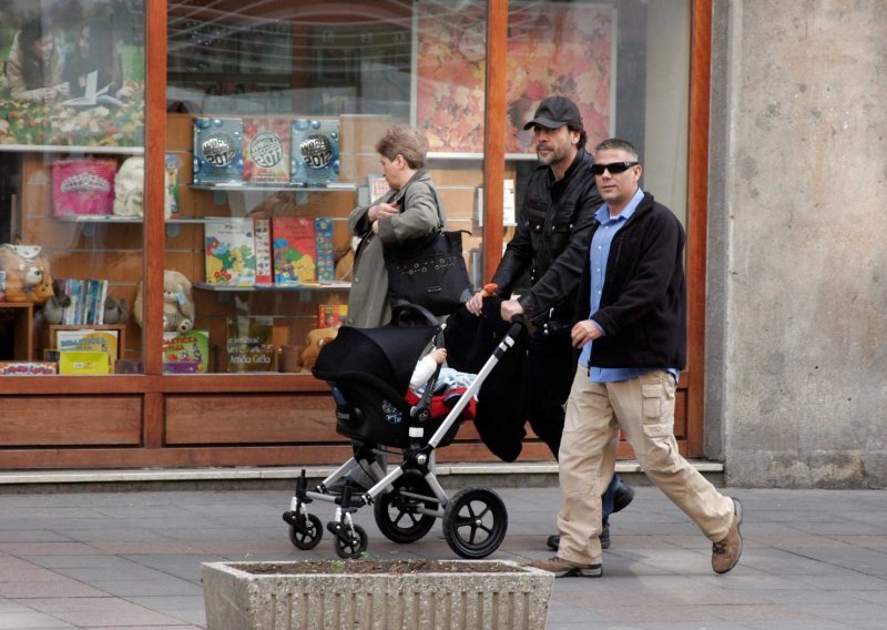 Dok Penelope radi, Javier čuva sina