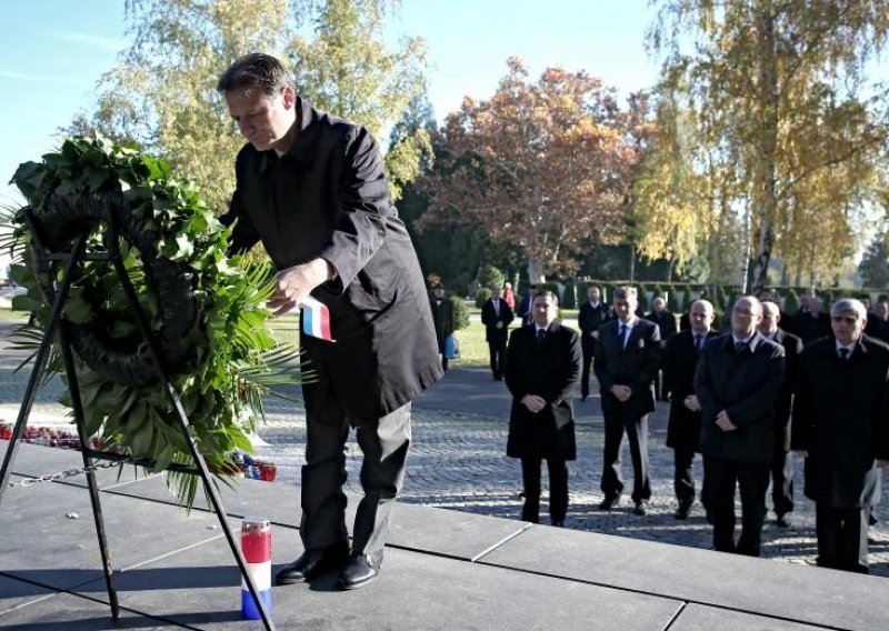 HDZ položio vijence i zapalio svijeće na Mirogoju