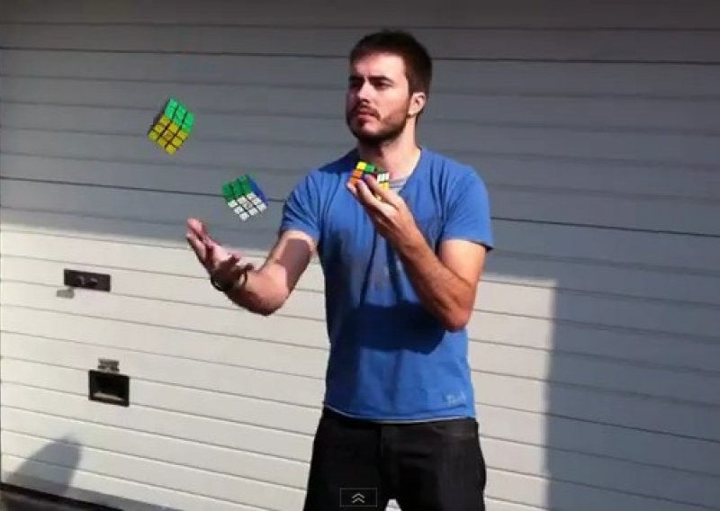 Rješava Rubikove kocke dok žonglira njima