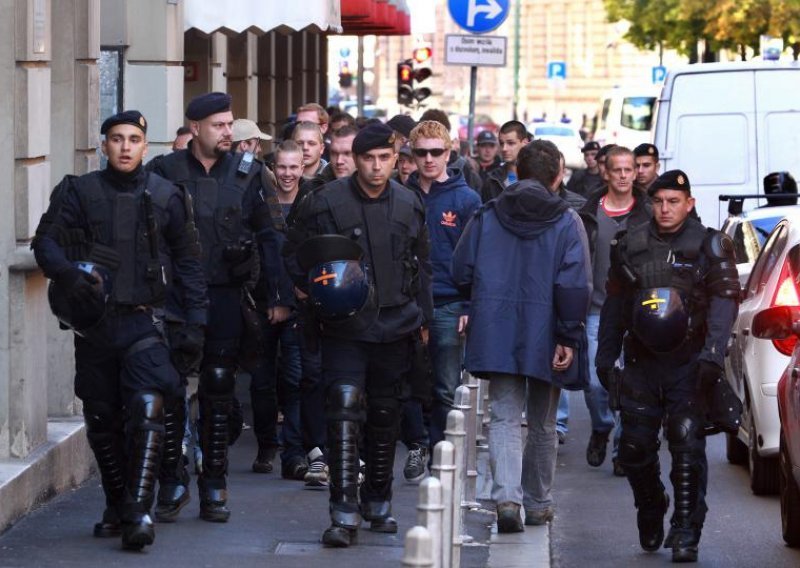 Policajci i Nizozemci u zajedničkoj šetnjici