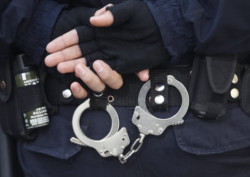 Deset prometnih policajaca uhićeno zbog primanja mita