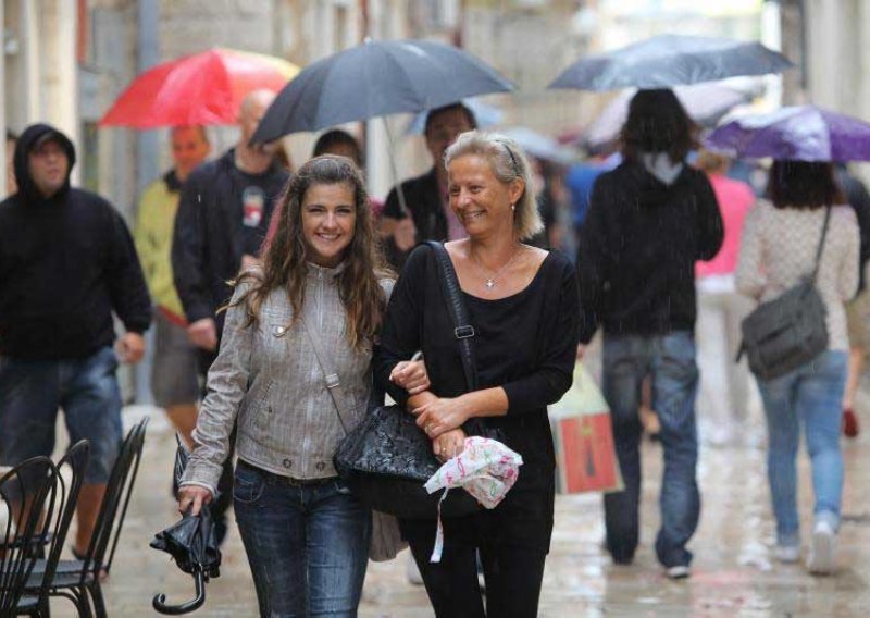 Danas orkanska bura, obilna kiša i prvi snijeg!