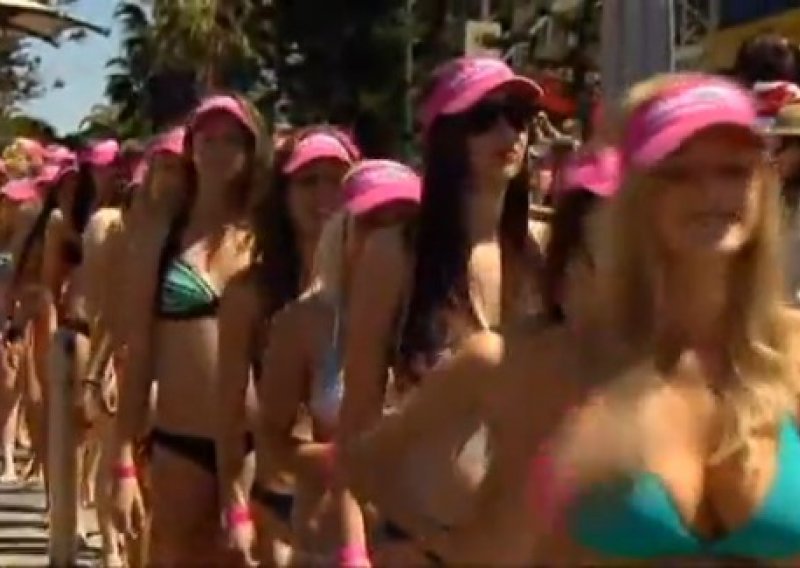 357 žena paradiralo u oskudnim bikinijima