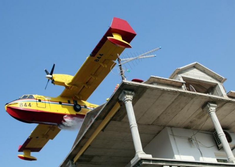 Požar u Vodicama stigao do 30-tak kuća