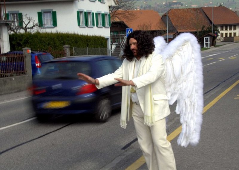 Crnokosi anđeo čuvar kontrolira promet