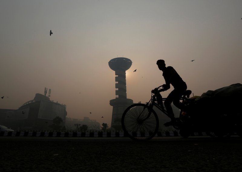 Šokantni prizori iz Indije, smog zagušio sunce