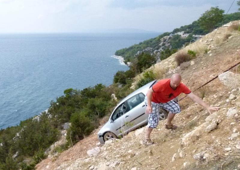 Mađarica se zaustavila na pola provalije