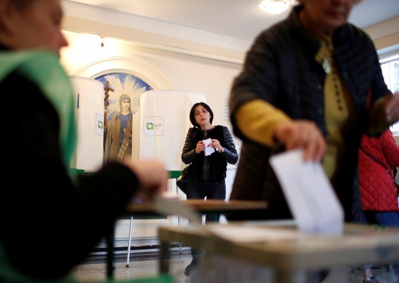 Pobjeda vladajuće stranke, oporba ukazuje na prijevaru