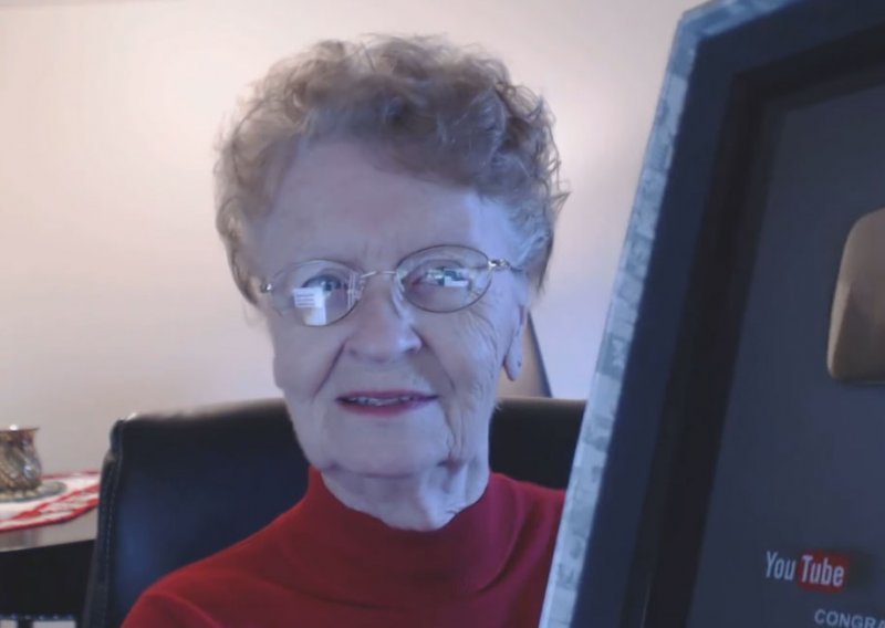 Ova baka igra Skyrim i na YouTubeu je veća faca od vas