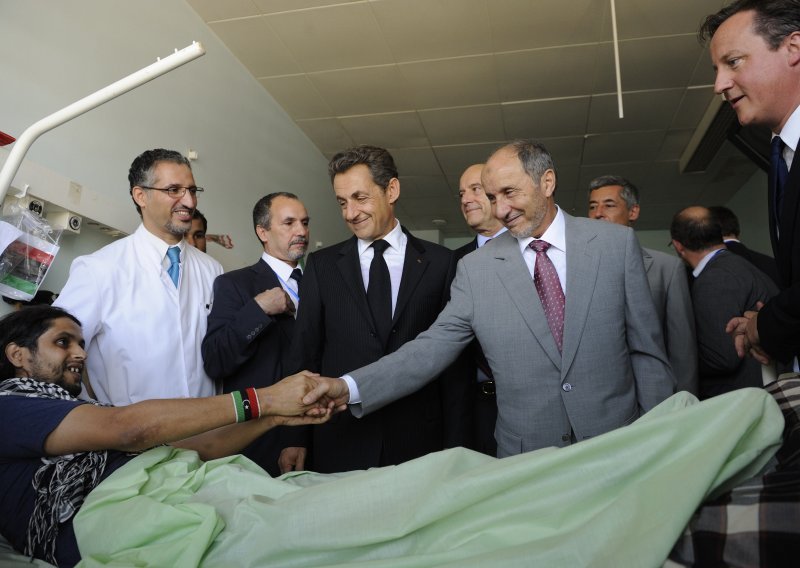 Sarkozy i Cameron posjetili bolnicu u Tripoliju