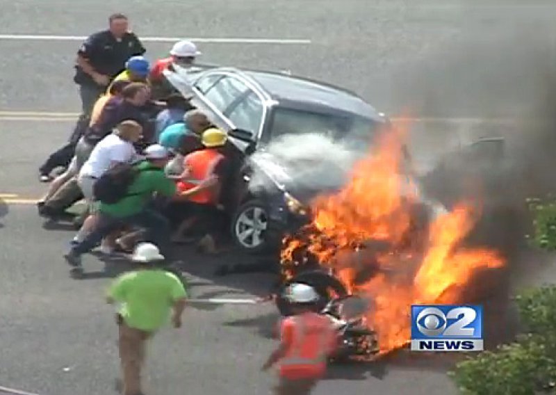 Prolaznici podigli BMW kako bi spasili zatočenog motociklista