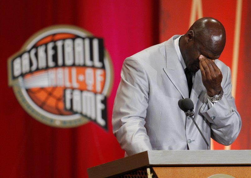 Zbog 'dugog jezika' NBA kaznila Michaela Jordana