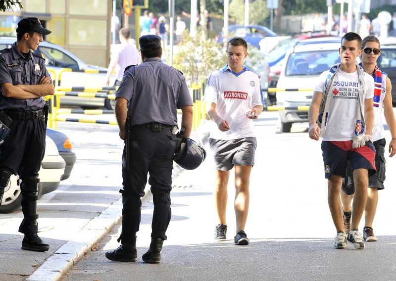 Opsadno stanje: Zbog navijača i oklopna kola