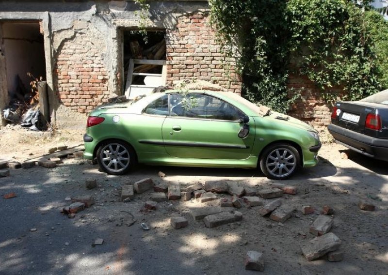 Zid kuće se urušio na parkirani automobil