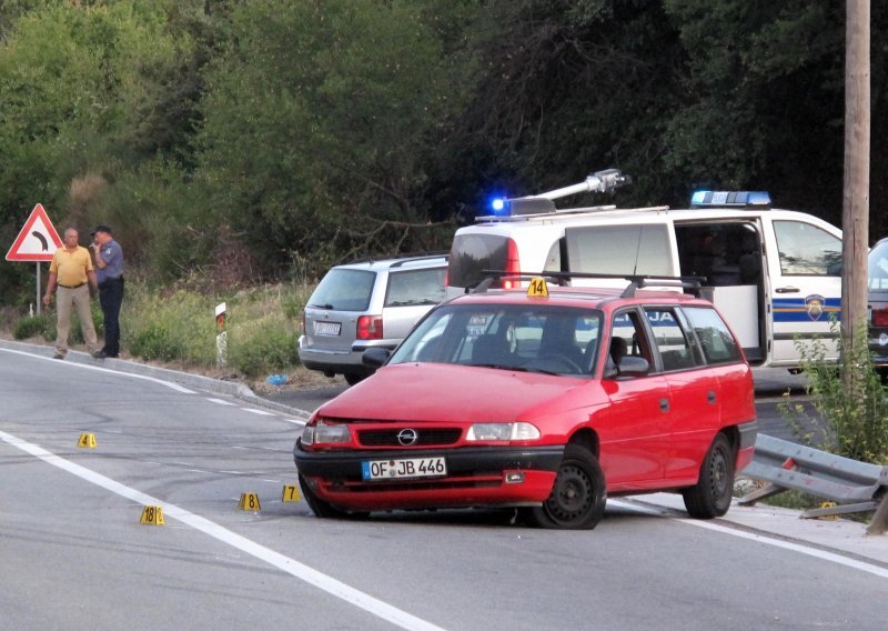 Mlada vozačica slupala auto sa devet putnika