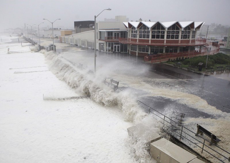 Uragan Irena oslabio na razinu tropske oluje