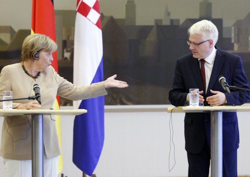 'Merkel expects Josipovic to help with Bosnia crisis'