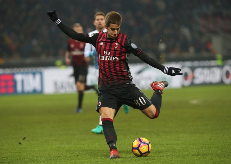 Pašalić zabio u završnici; Milan slavio s dva igrača manje