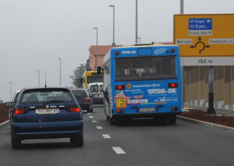 Pijani vozač autobusom izazvao sudar pa pobjegao