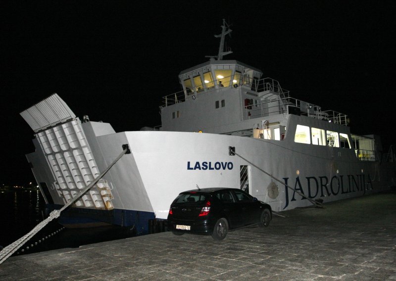 Trajekt koji se umalo zabio u plažu ponovo vozi