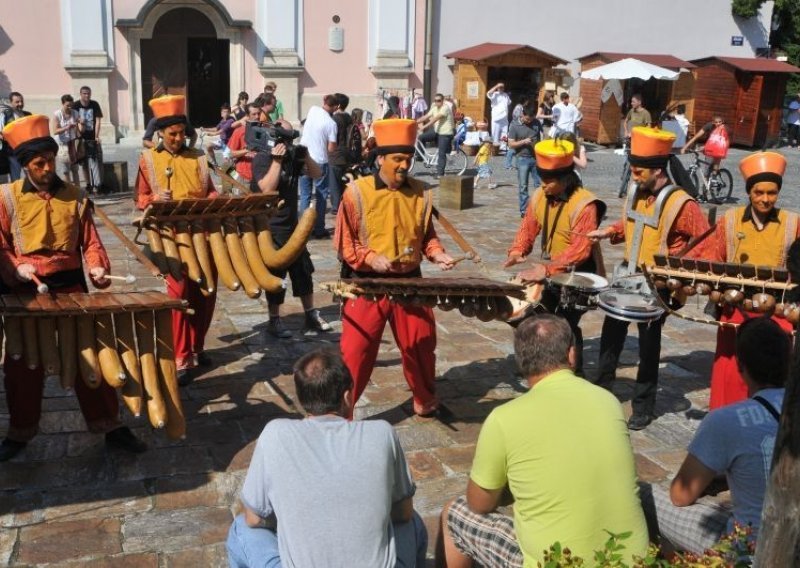 Kreće ludilo s Rundekom, Urbanom i vatrometom