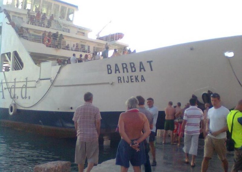 Stranded ferry injures swimmers