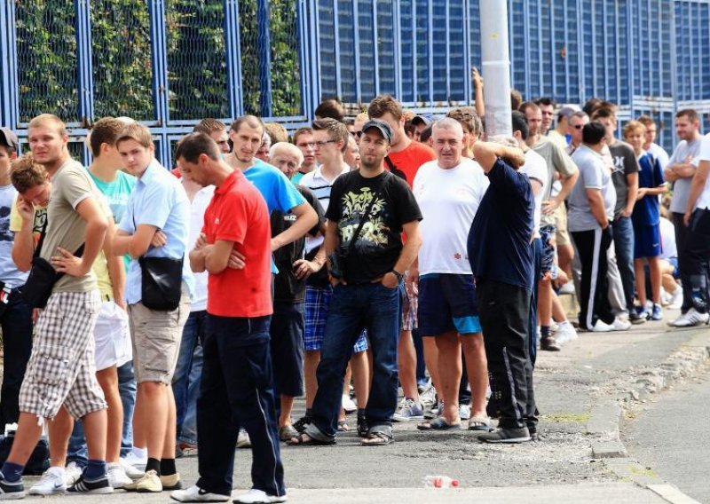 Ljudi čekali satima, a ulaznica za istok nema nigdje