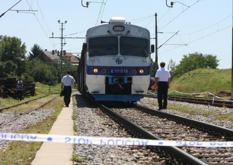 Policajac ga u posljednji tren spriječio da se baci pod vlak