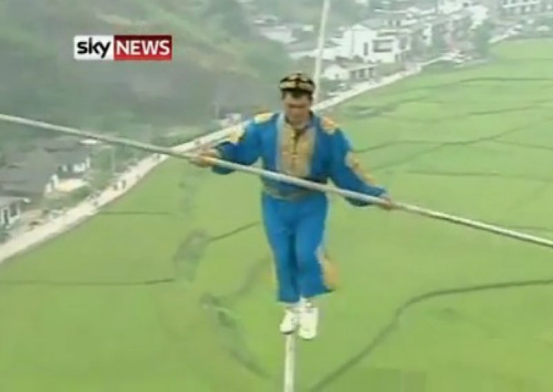 Kineski akrobat hodao po žici između dva balona