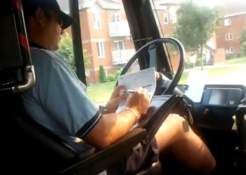 Putnik snimio vozača autobusa pri ispunjavanju papirologije