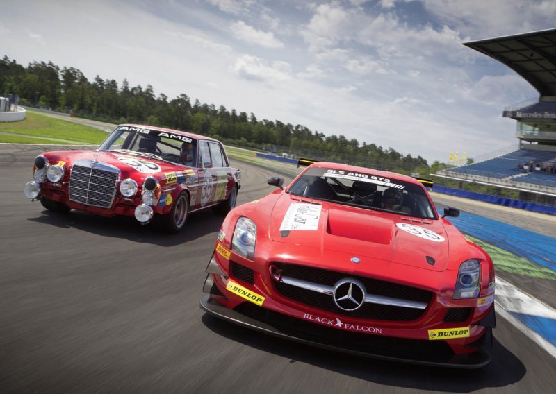 Dirljiv susret SLS AMG-a GT3 i njegovog djedice 300 SEL-a