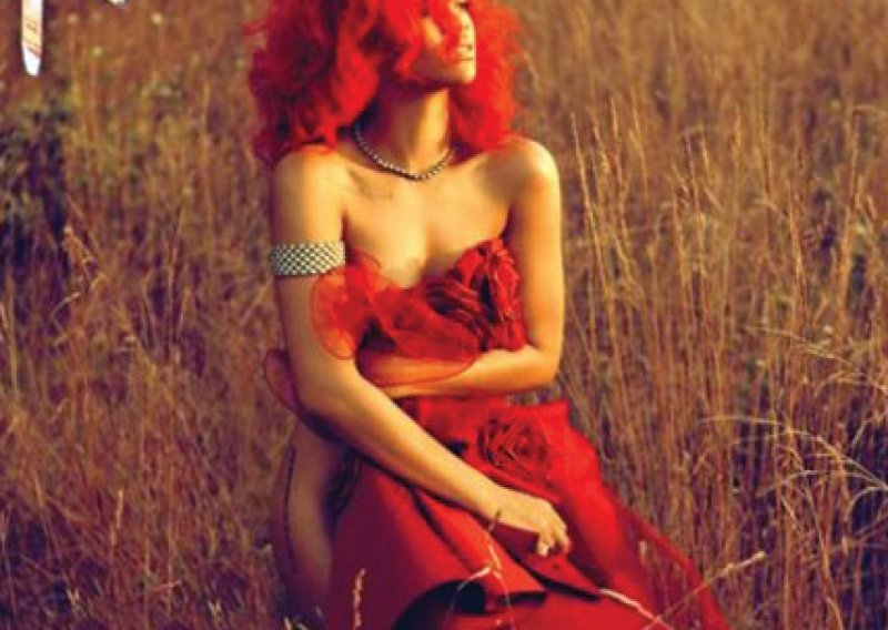 Crvenokosa Rihanna gola na livadi