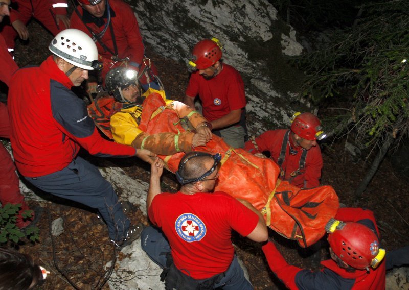 Izvučen speleolog iz jame na Velebitu