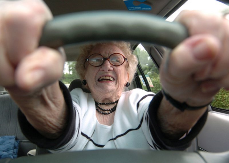 Bake i djedovi sigurniji vozači od roditelja!