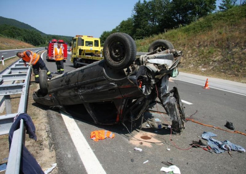 Poginuo u prevrtanju automobila kod Male Kapele