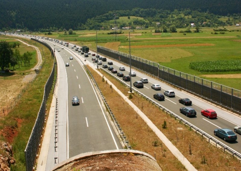 Teška nesreća u tunelu Plasine zaustavila promet