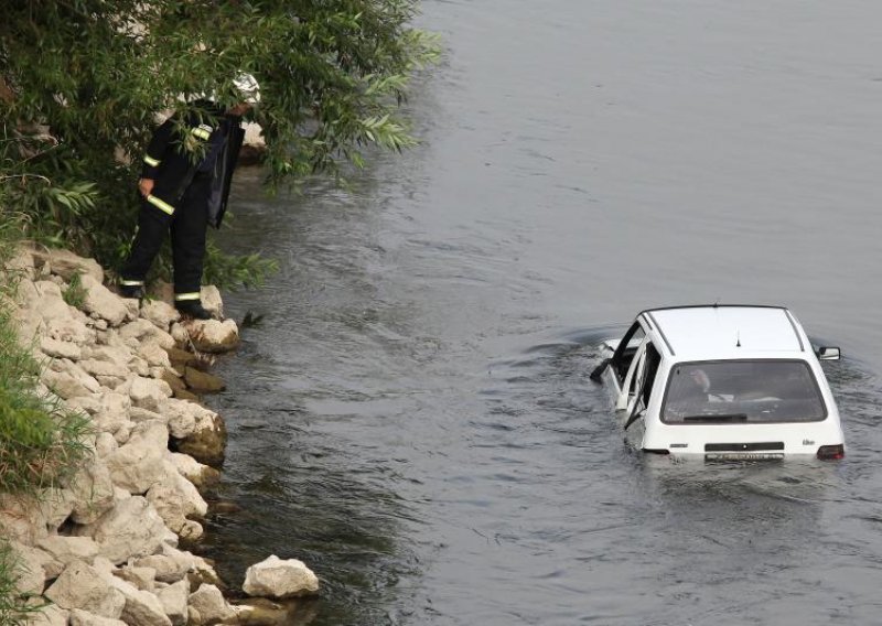 Bacili auto u Savu usred Zagreba