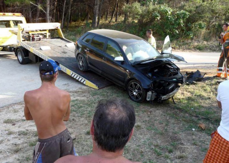 Od siline udarca jedan auto završio u moru