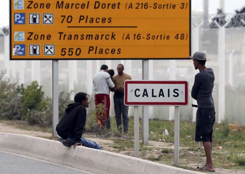 Stotinama migranata naređeno da odu iz kampa u Calaisu