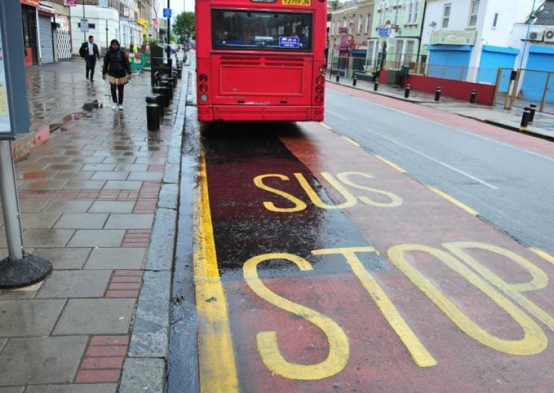Na cesti napisali 'Sus stop' umjesto 'Bus stop'