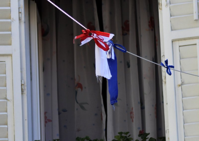 U Rabu uništena hrvatska zastava