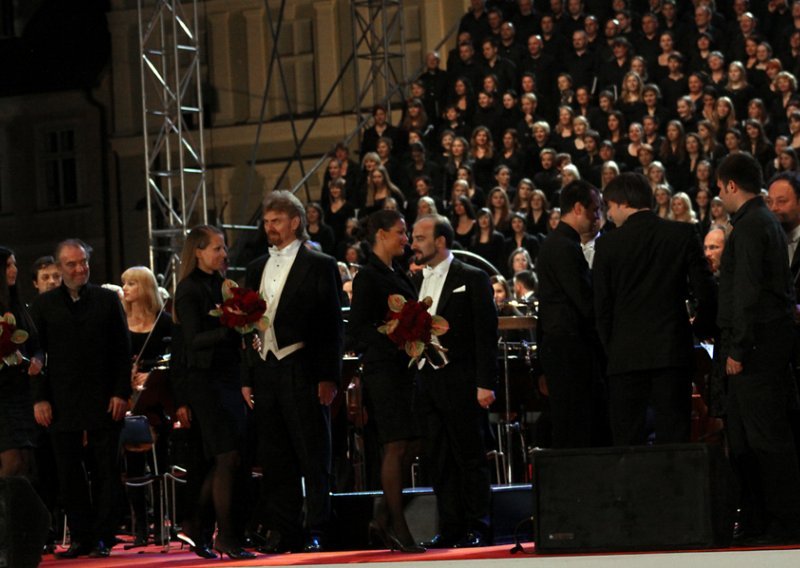 Nakon Ljubljane, Simfonija tisuće u Zagrebu